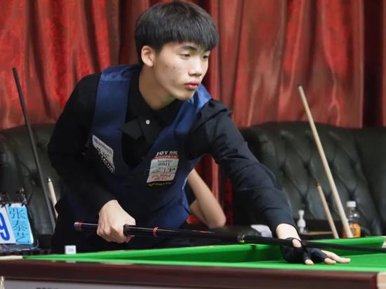 她以微小的 她以微小的